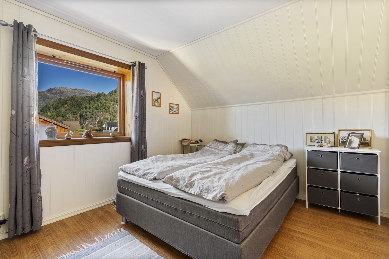 Det er to gode soverom i loftsetasjen. Galleribilde