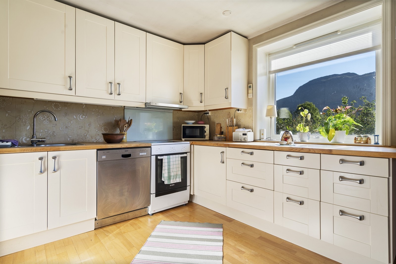 Godt med skap- og benkeplass på kjøkkenet. Galleribilde