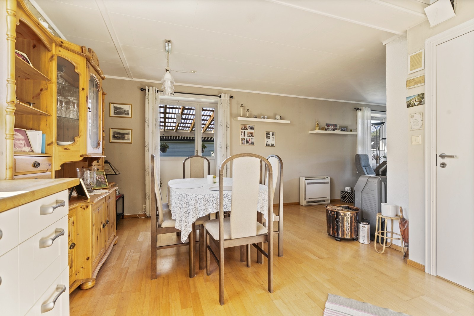 Spisestue med utgang til overbygget terrasse. Galleribilde