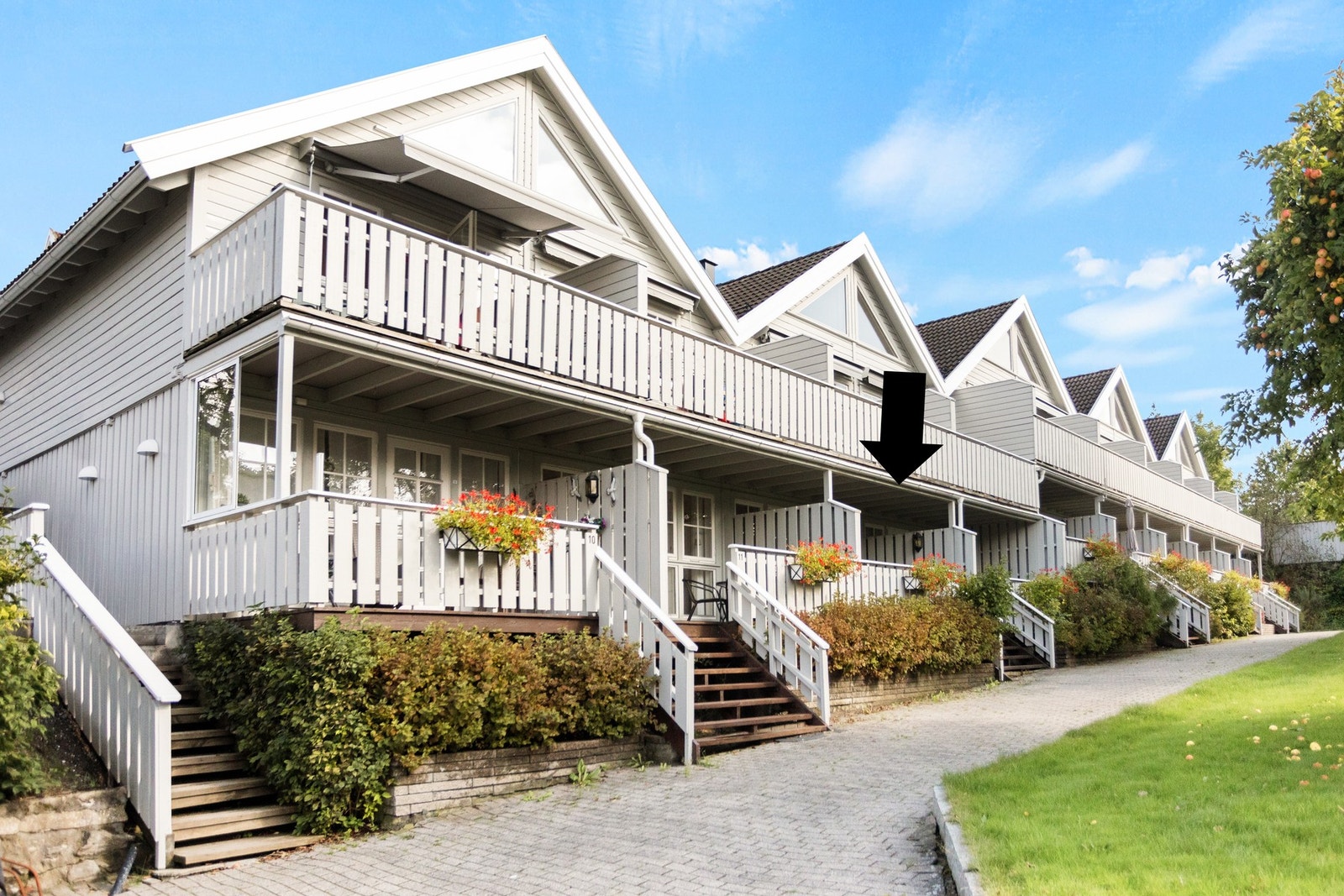 Sentrum av sjarmerende Kragerø ligger bare ca. 2 km unna, slik at du enkelt kan kombinere rolige feriedager med kafé- og byliv. Galleribilde