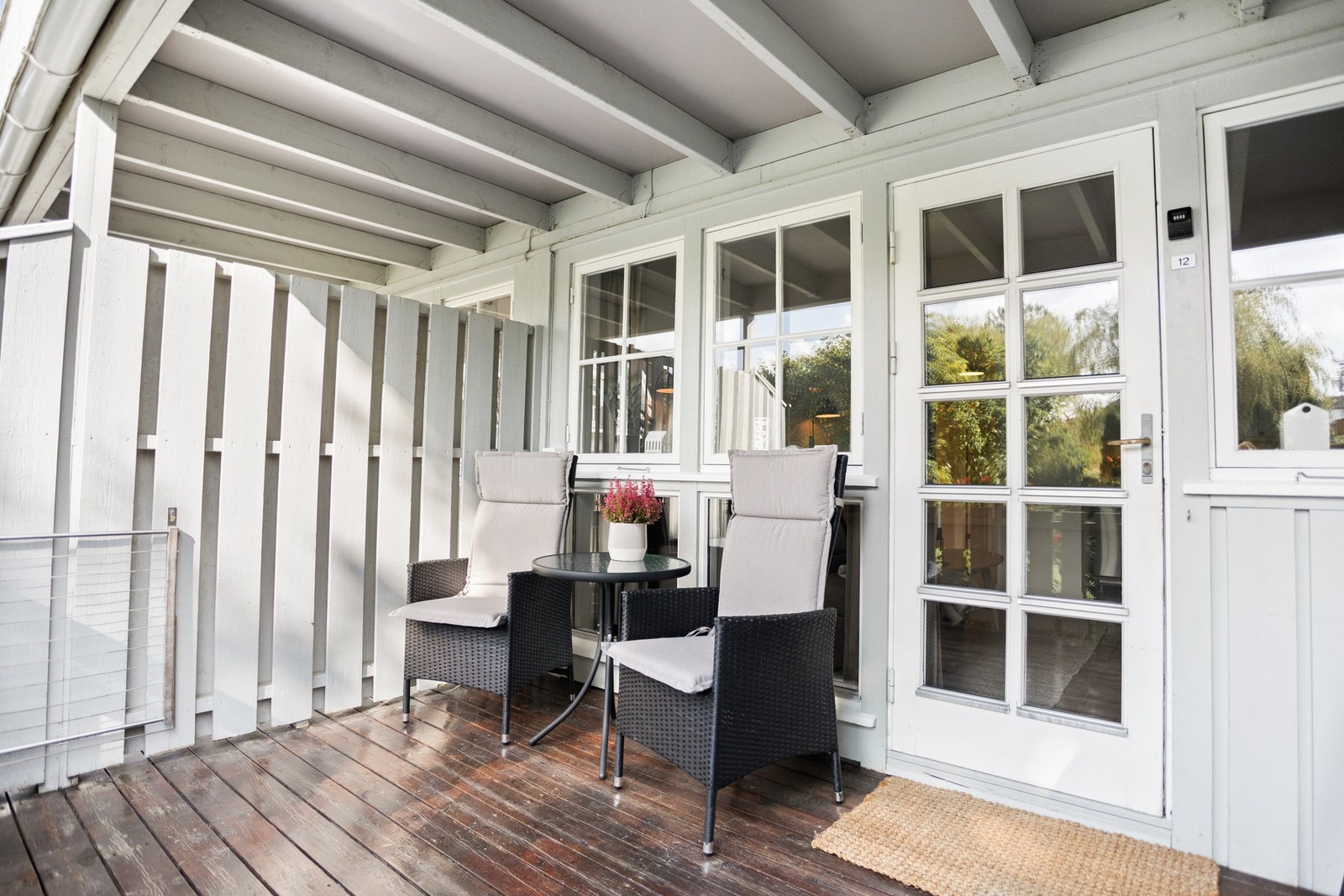 Leiligheten har veranda vendt mot sør-vest, med inngangsdør. Galleribilde