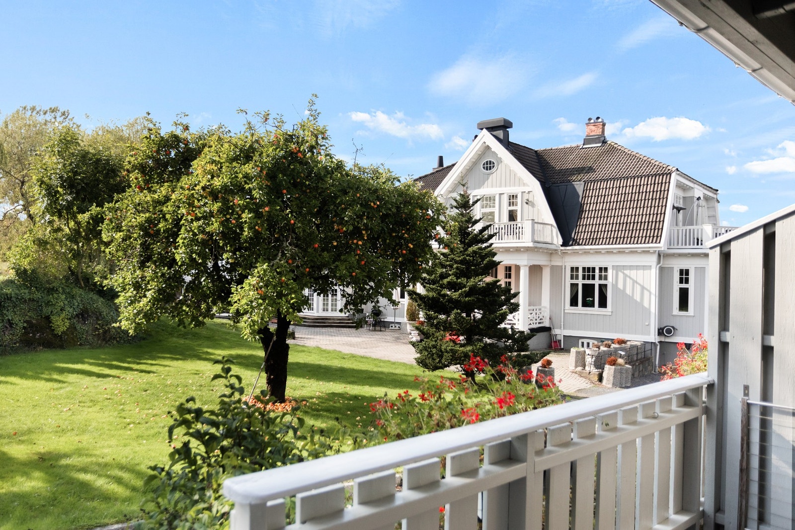 I nærområdet finner du flere servicetilbud. For dagligvarehandel er det kort avstand til Spar Kirkebukta og Kiwi Kragerø, begge omtrent 3-4 minutters kjøretur unna. Galleribilde