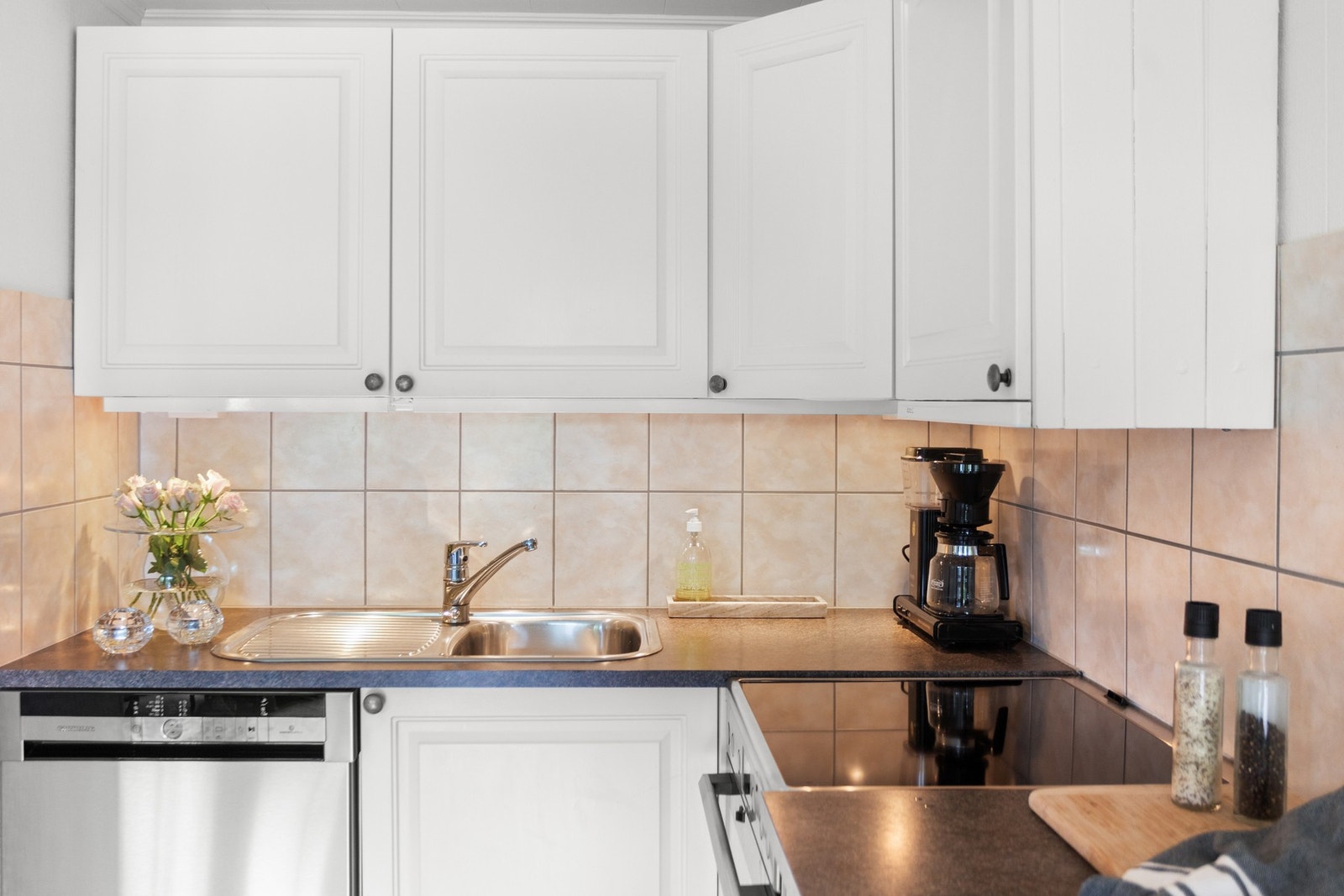 Det er avsatt plass til oppvaskmaskin, komfyr og kjøleskap, noe som gjør det enkelt å tilpasse hvitevarer etter behov. Galleribilde