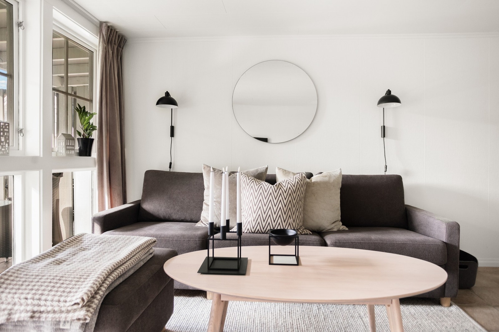 Rommets utforming gir god plass til både sofa- og spisegruppe, og det er enkel tilgang til verandaen via en utgang fra stuen. Galleribilde