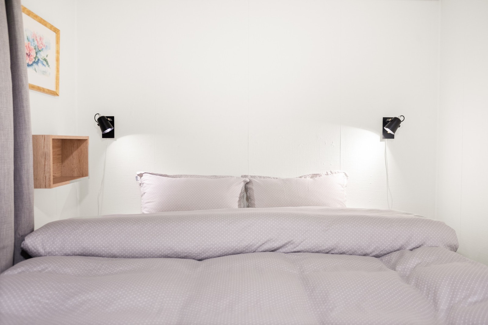 Det er god plass til seng og tilhørende møbler, noe som gir fleksibilitet i innredningen. Galleribilde