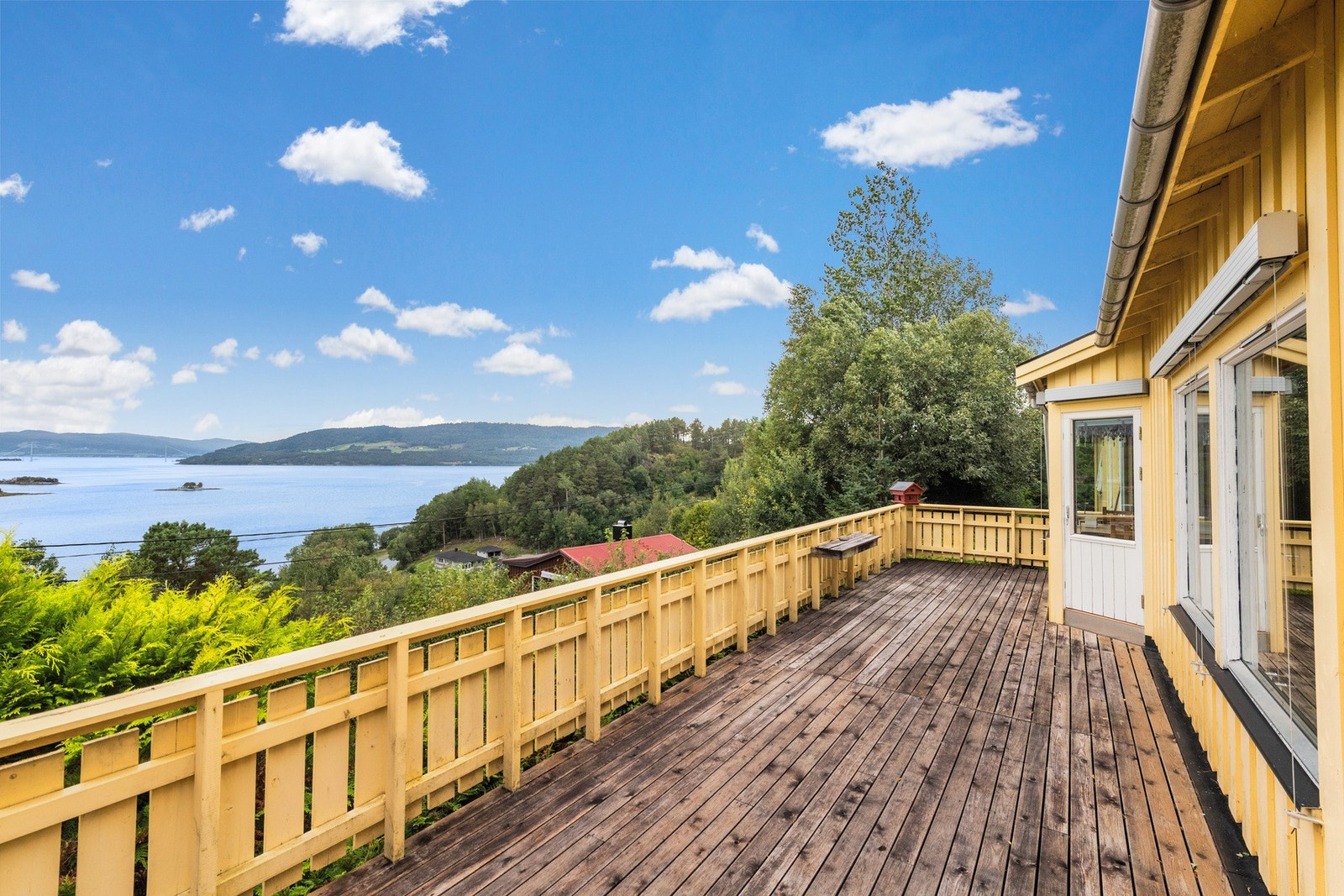 Utsikten kan nytes fra den romslige verandaen. Galleribilde