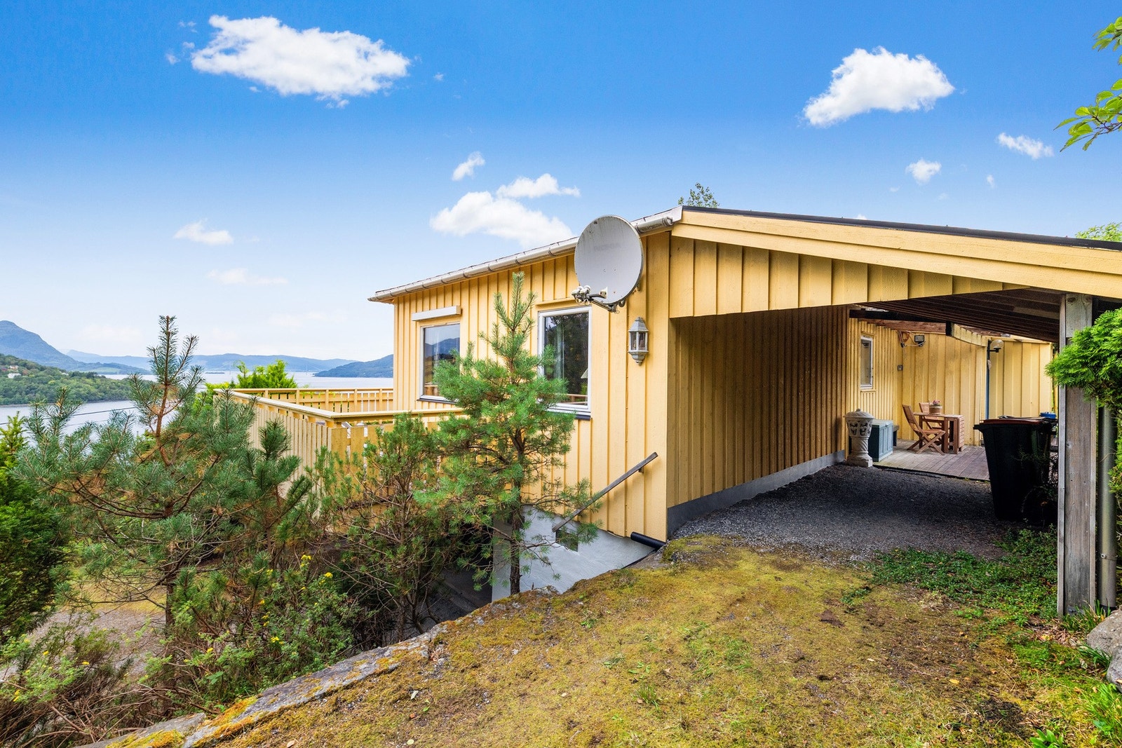 Ved inngangspartiet er det et stort, overbygget areal. Galleribilde