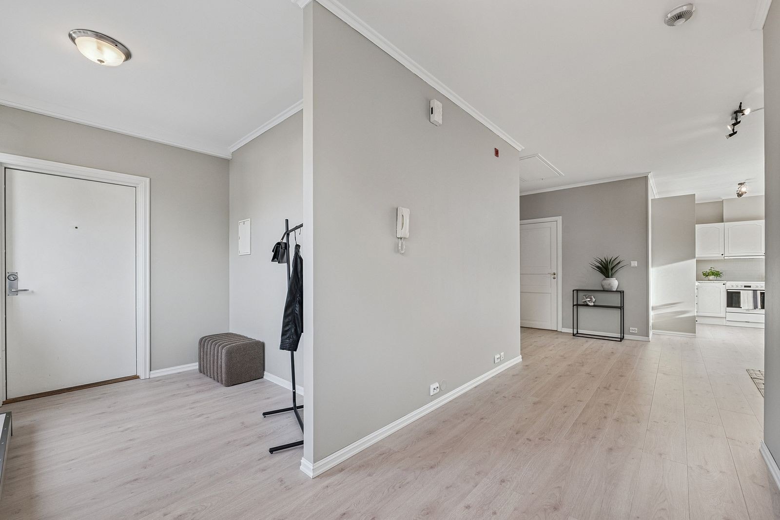 Praktisk planløsning som gir god flyt i boligen. Galleribilde