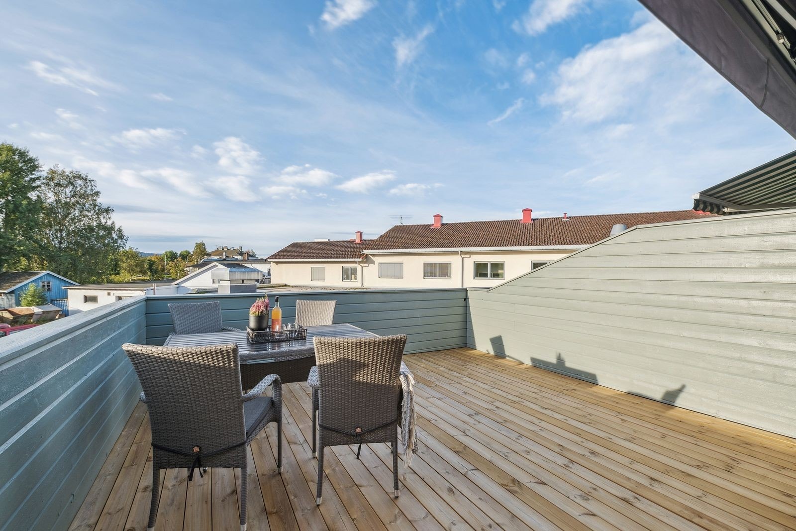 Romslig og solrik balkong på ca. 19 kvm med plass til utemøbler. Galleribilde