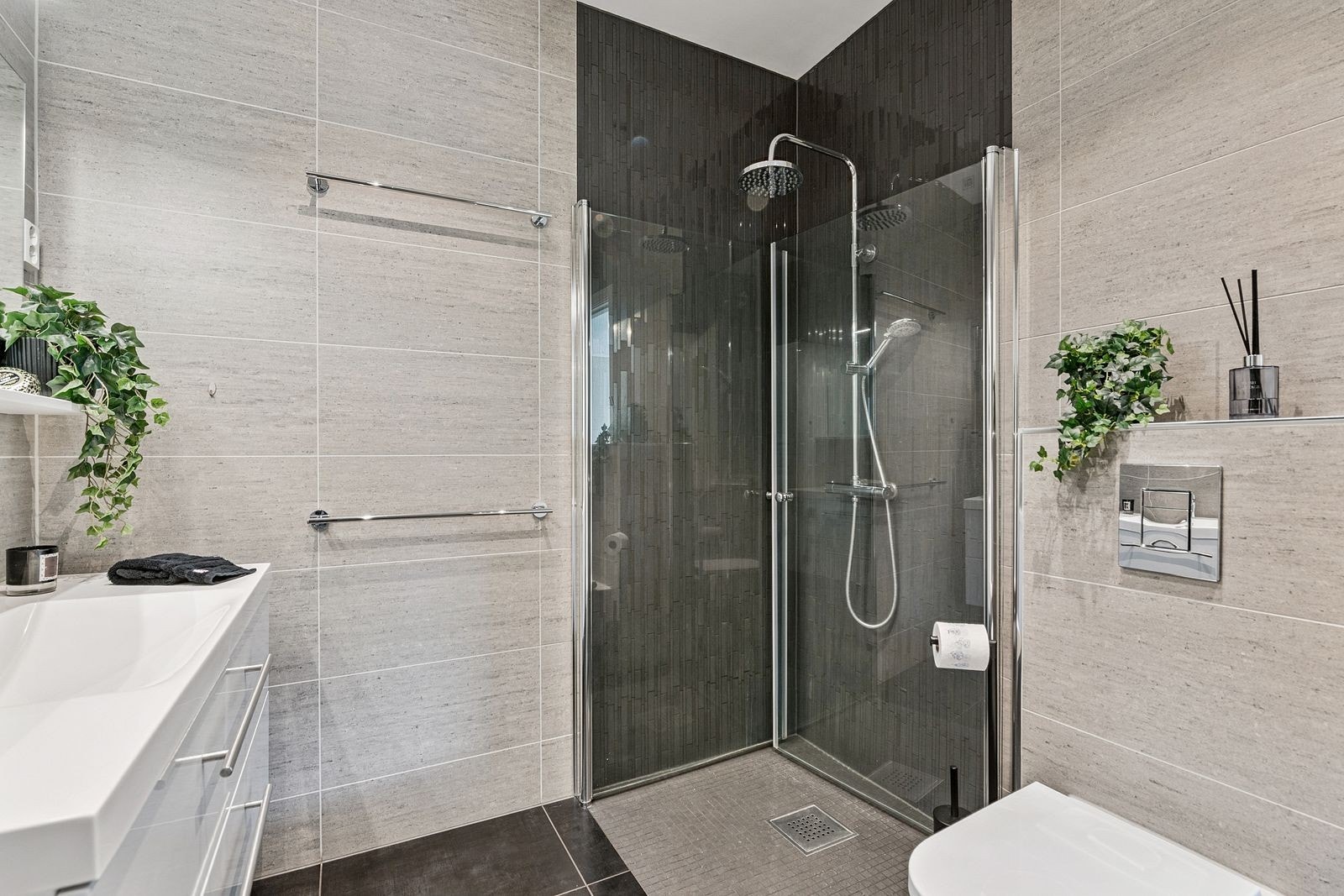 Dusjnisje med glassdører og elegant ett-greps blandebatteri. Galleribilde