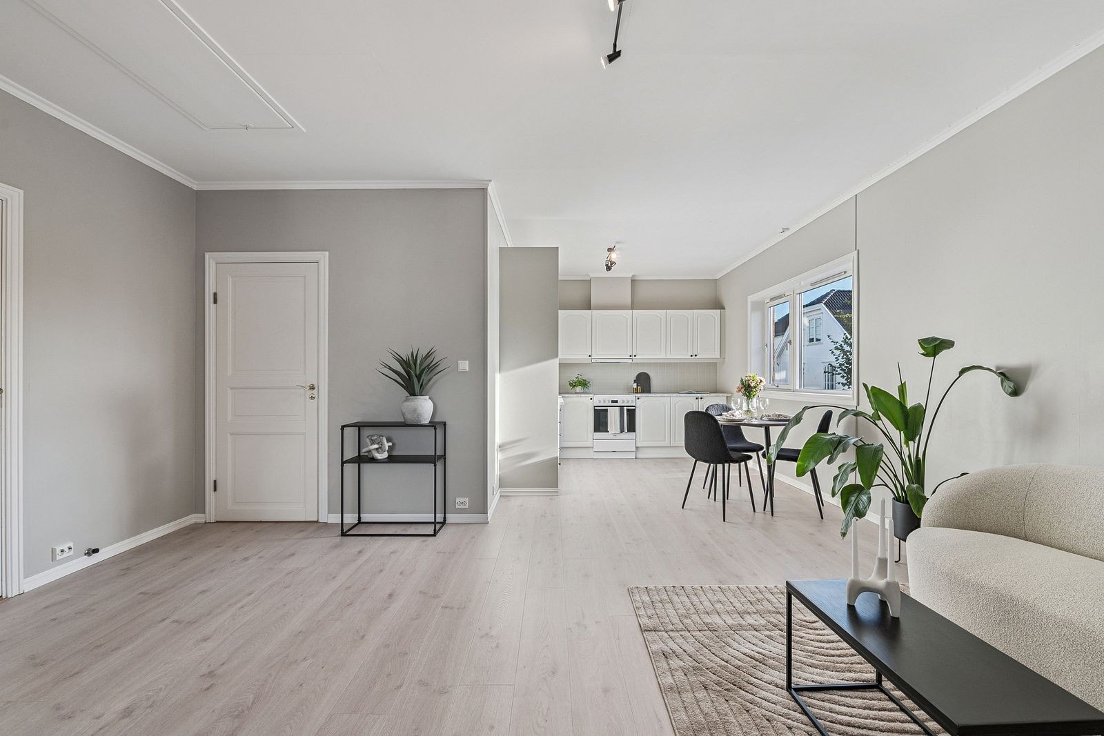 Store vinduer slipper inn rikelig med dagslys og skaper en luftig atmosfære. Galleribilde