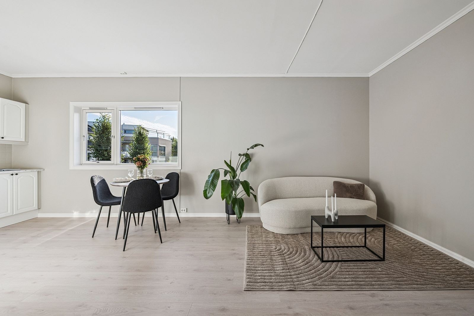 Elegant og moderne løsning som kombinerer matlaging, spising og avslapning på ett rom. Galleribilde