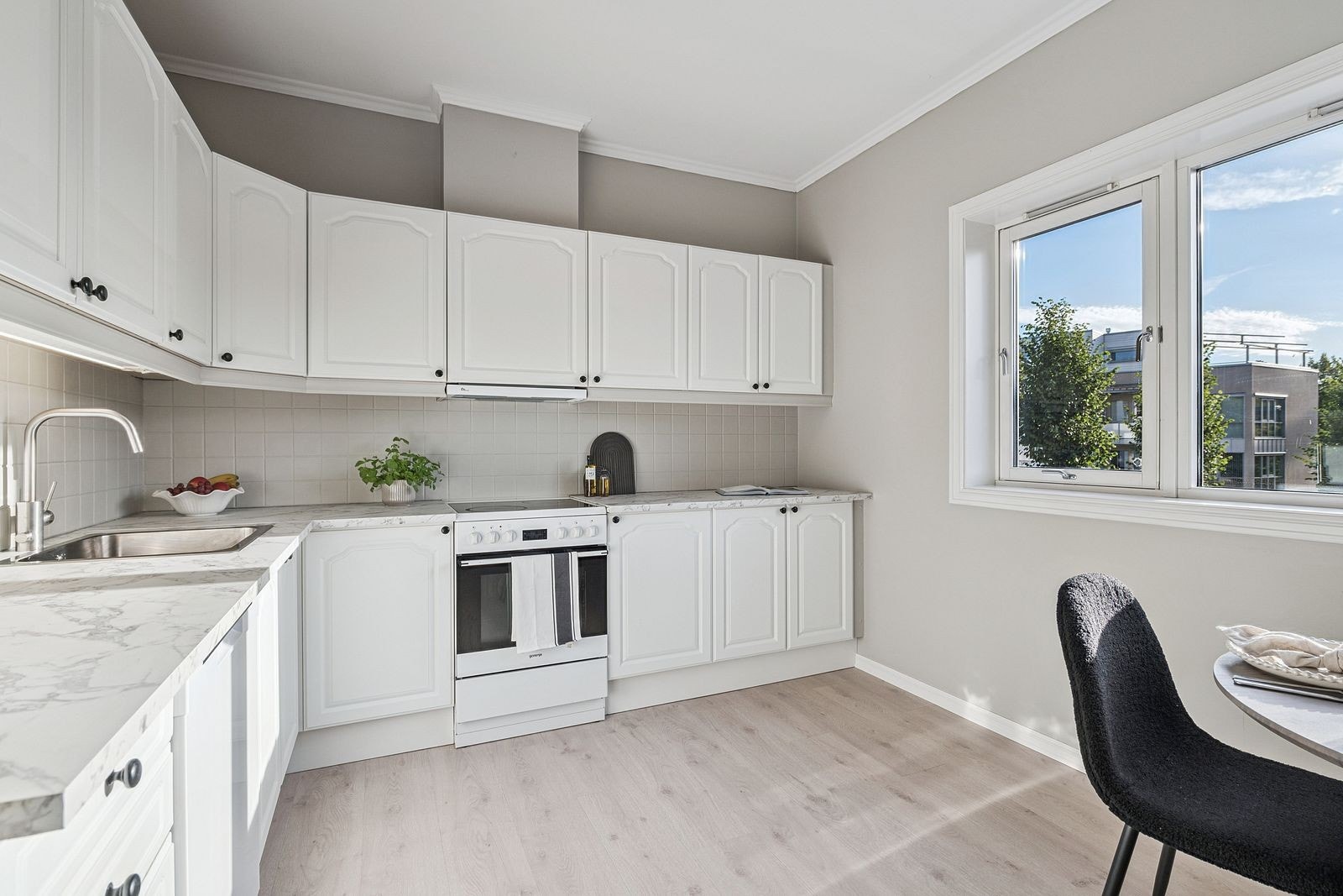 God arbeidsplass for matlaging og baking. Galleribilde