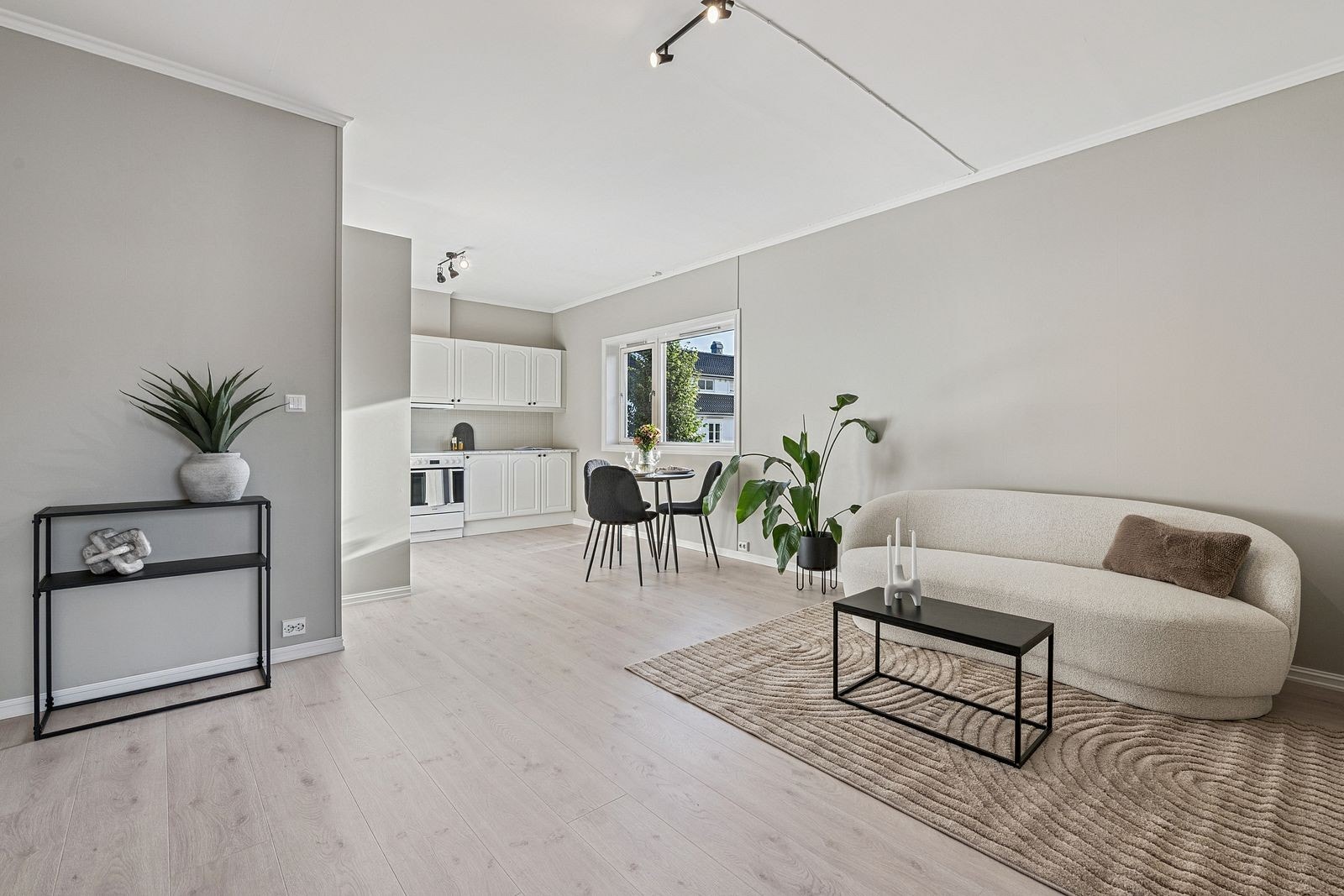 Lys og romslig stue med åpen løsning mot kjøkkenet, perfekt for sosialt samvær. Galleribilde