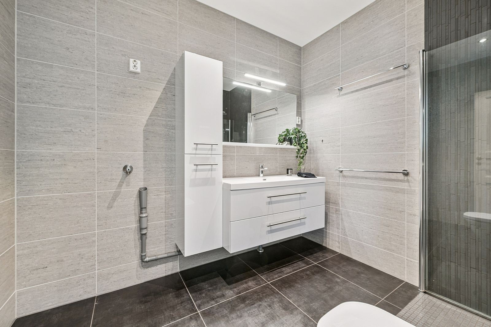 Flott bad oppgradert i 2020 med varmekabler, moderne innredning og opplegg for vaskemaskin. Galleribilde