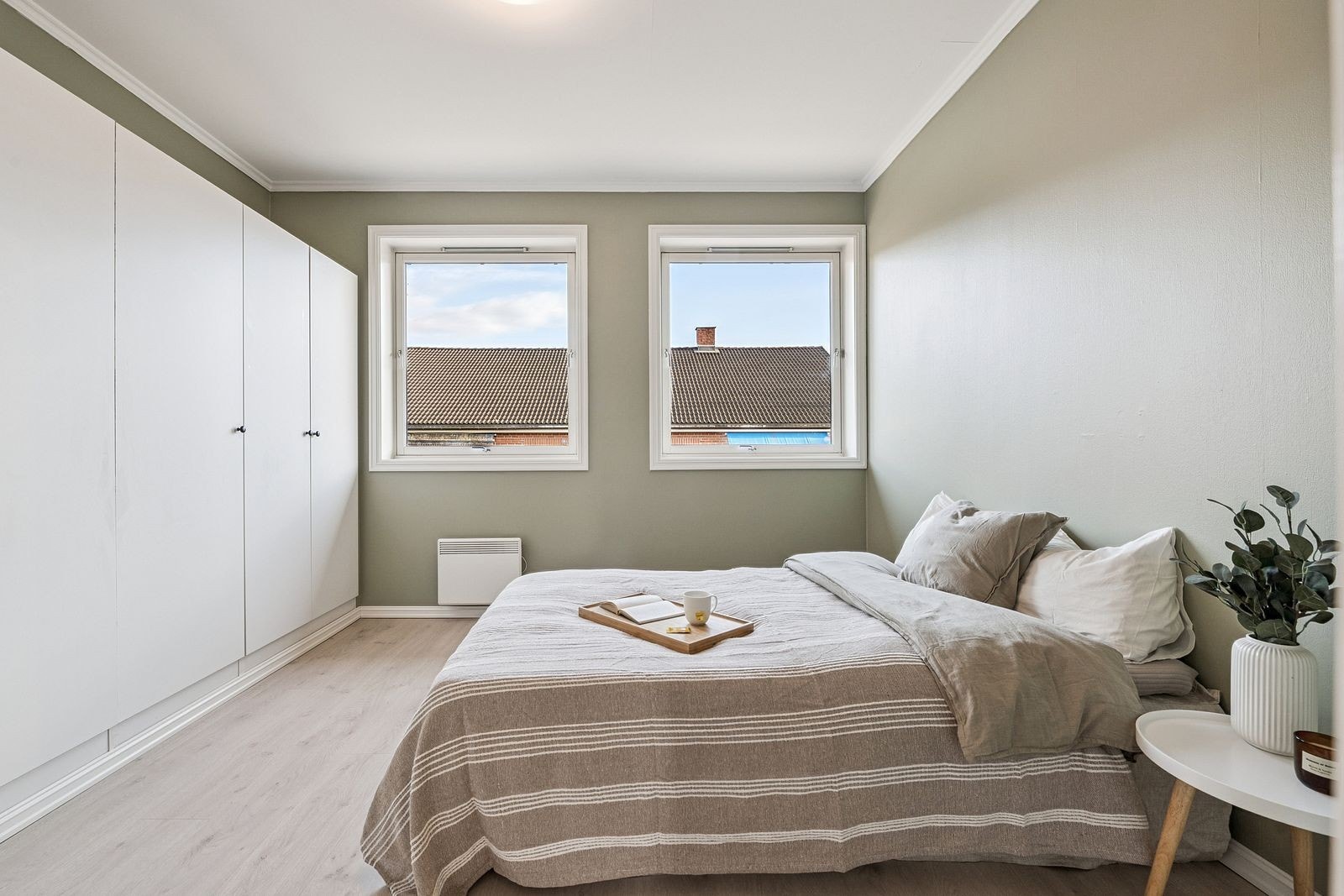 Romslig soverom med god plass til dobbeltseng og garderobeløsning. Galleribilde