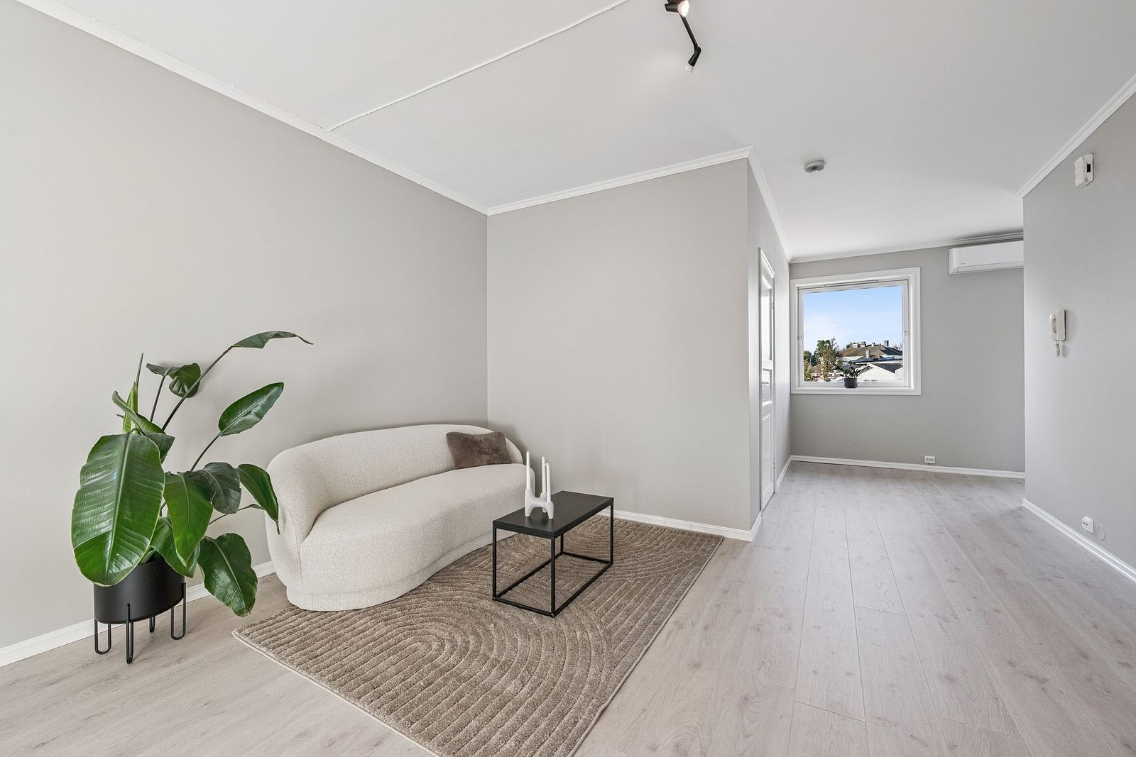 Stuen fungerer som boligens naturlige samlingspunkt med direkte kontakt til kjøkkenet. Galleribilde