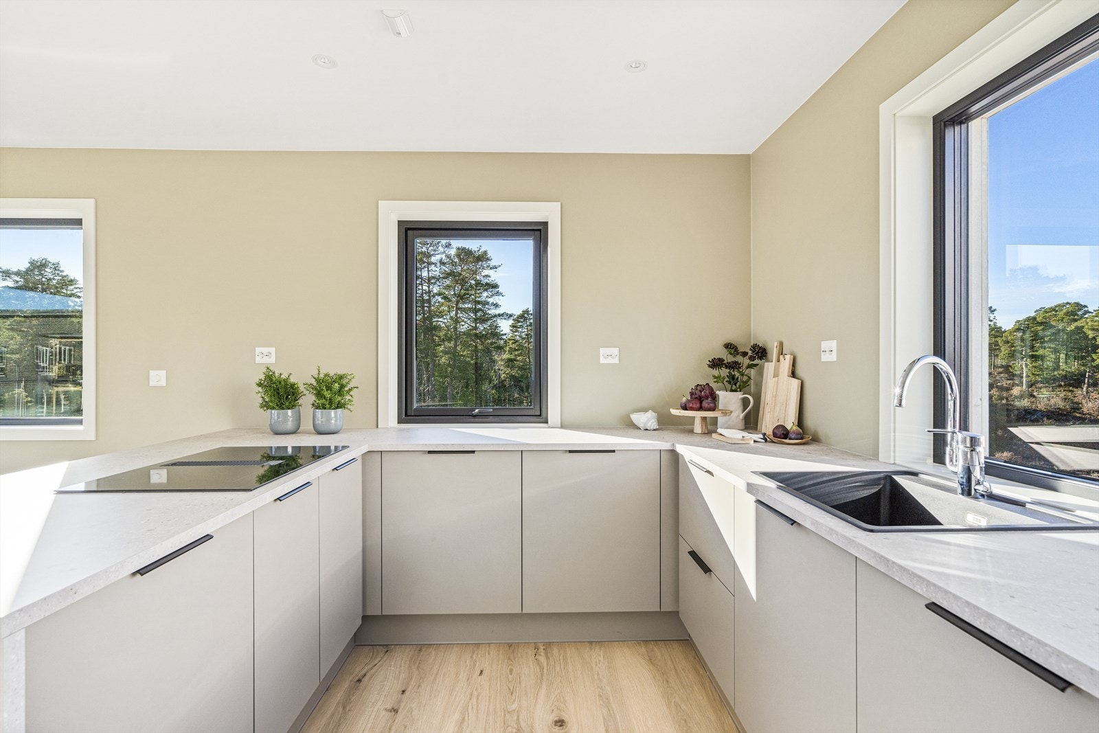 Romslig kjøkken fra HTH i moderne utførelse og integrerte hvitevarer Galleribilde