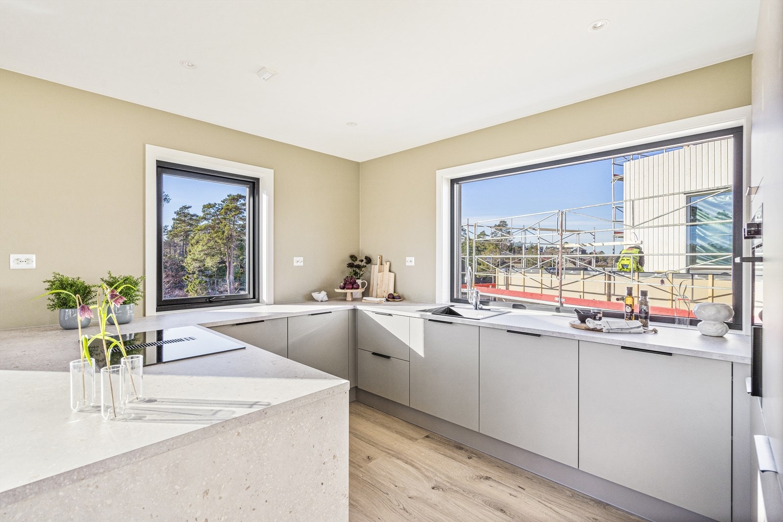 Romslig kjøkken fra HTH i moderne utførelse og integrerte hvitevarer Galleribilde