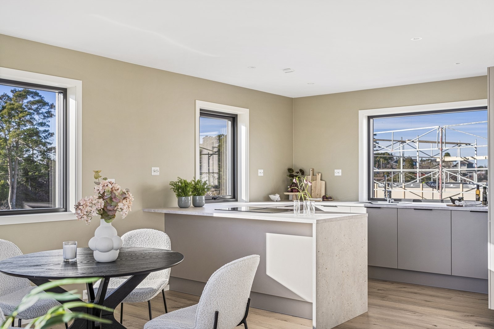 Romslig kjøkken fra HTH i moderne utførelse og integrerte hvitevarer Galleribilde