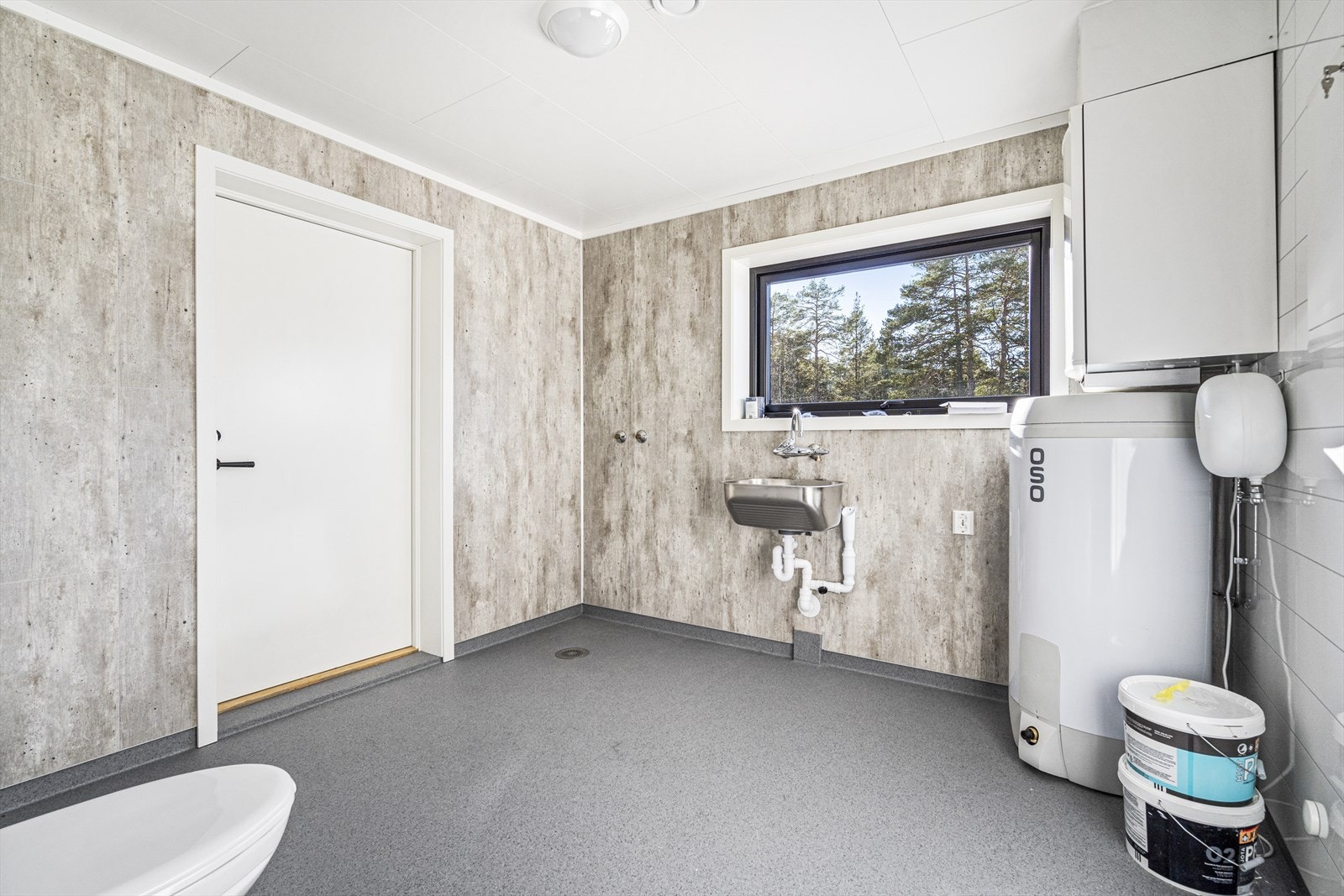 Vaskerom med utgang garasje og ekstra toalett Galleribilde