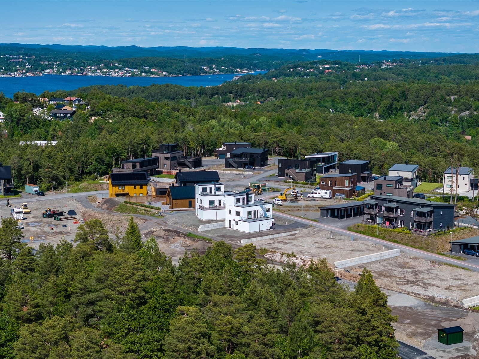 Luftig, fritt og solrikt med havutsikt og sentral plassering på Tromøy. Boligene ligger i naturskjønne omgivelser nær skog og friareal med flott utsikt over områdene rundt og ut mot havet. Galleribilde