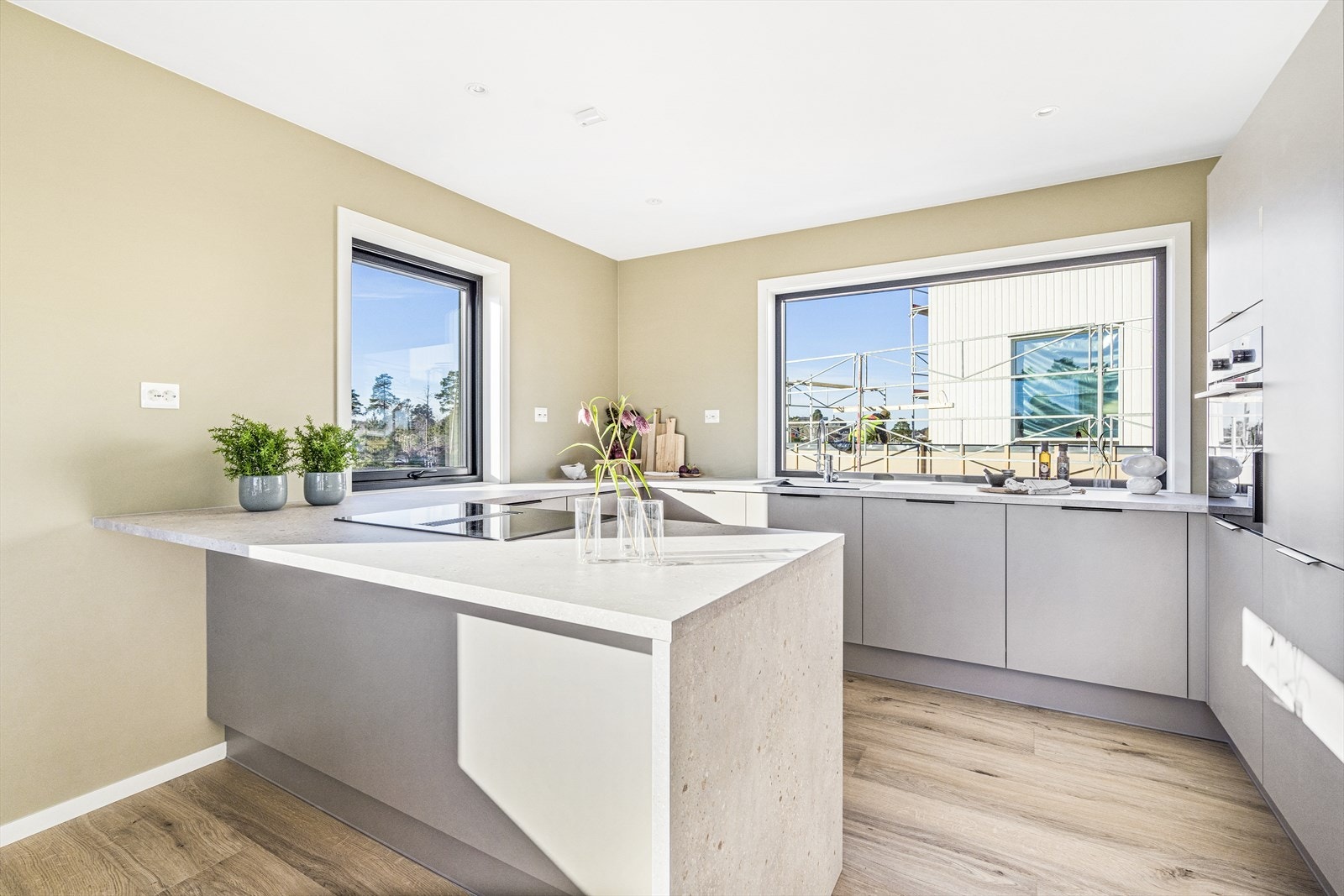 Romslig kjøkken fra HTH i moderne utførelse og integrerte hvitevarer Galleribilde