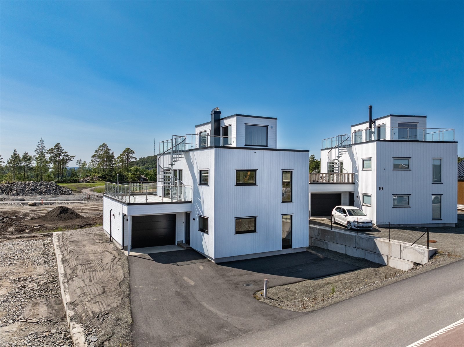 Helt nyoppført og nøkkelferdig enebolig som ikke har vært bebodd. Moderne og påkostede løsninger. Boligen har en gjennomgående meget god standard. Galleribilde