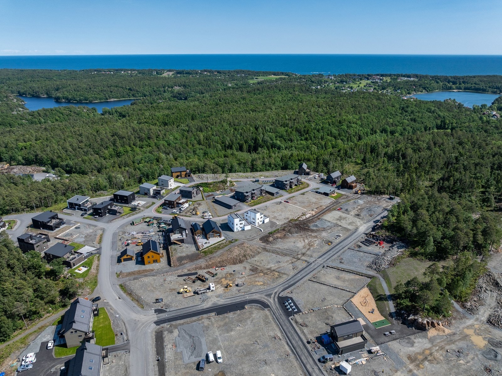 Området blir hovedsakelig bebygget med eneboliger på romslige, solrike boligtomter, mange med havutsikt. "Tybakktoppen" bærer sitt navn med rette og man ligger høyt i terreng, omkranset av friområder. Galleribilde