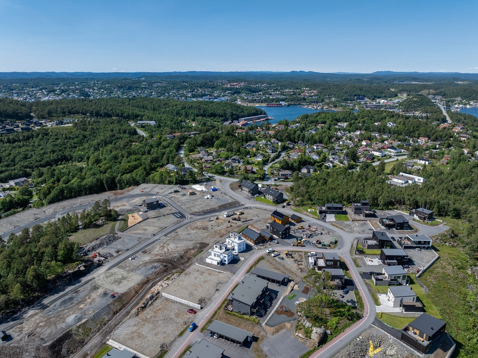 Området ligger til etablert boligfelt (Tybakken) med god bussforbindelse, nærhet til skoler og barnehage samt Tromøytunet med bl.a. dagligvareforretning like ved. Galleribilde