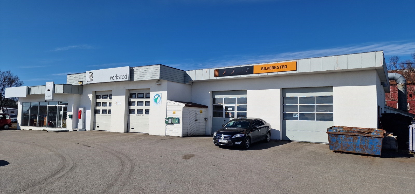 Fasade mot vei - Verksted Galleribilde