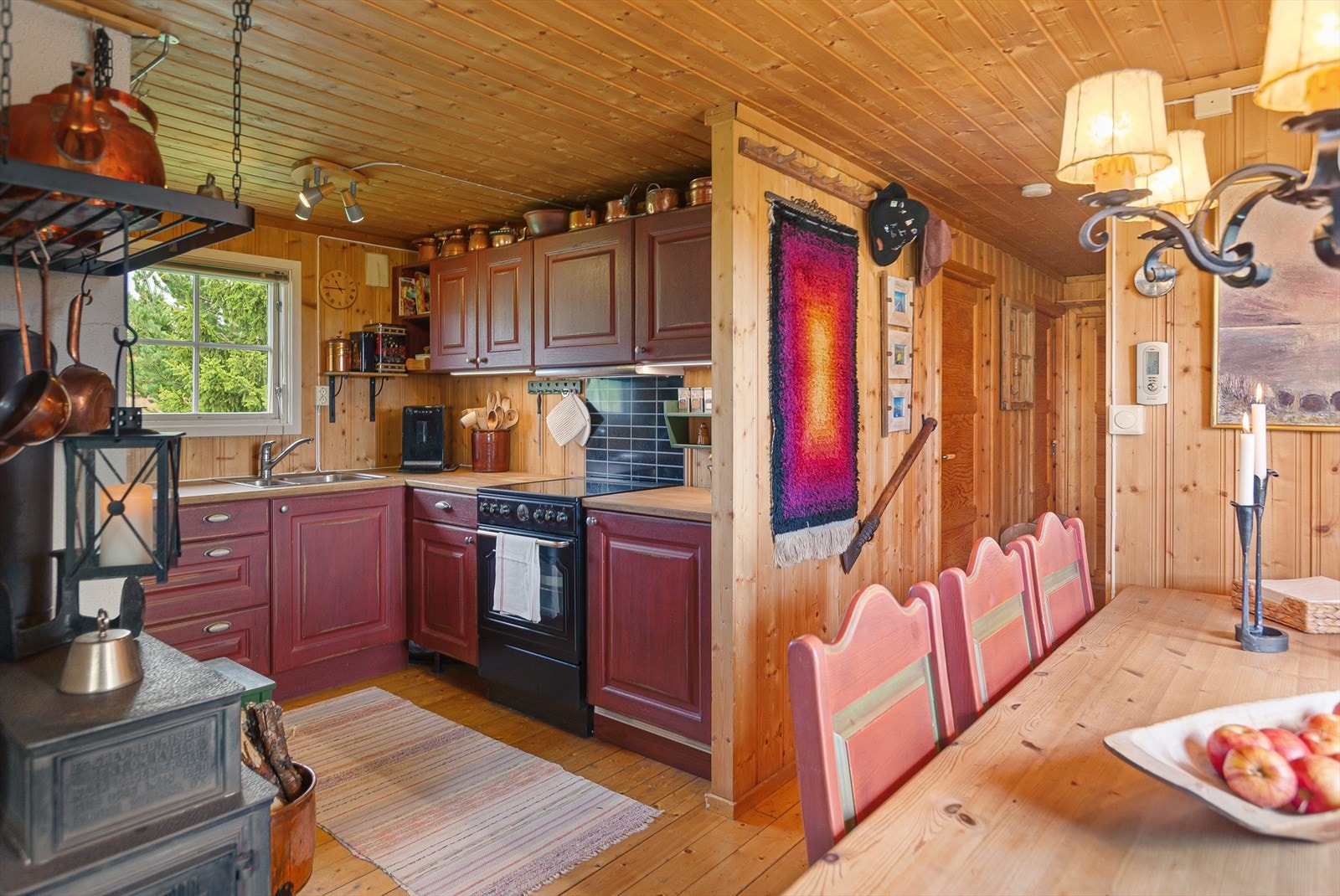 Kjøkkeninnredning fra Huseby med profilerte behandlede fronter og heltre benkeplate. Galleribilde