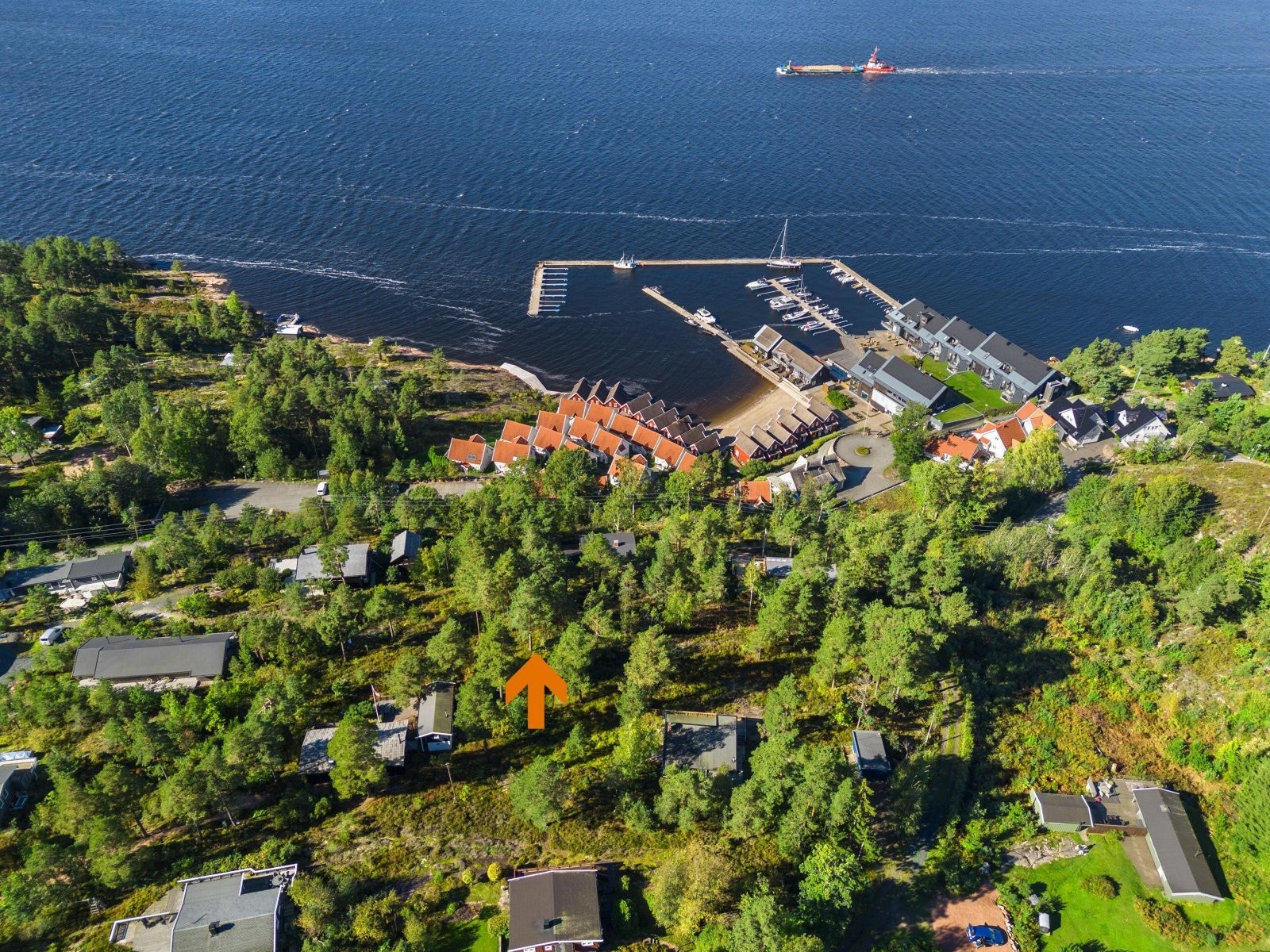 Dette er en flott beliggende utsiktstomt i et veletablert hytteområde i Holmsbu. Galleribilde