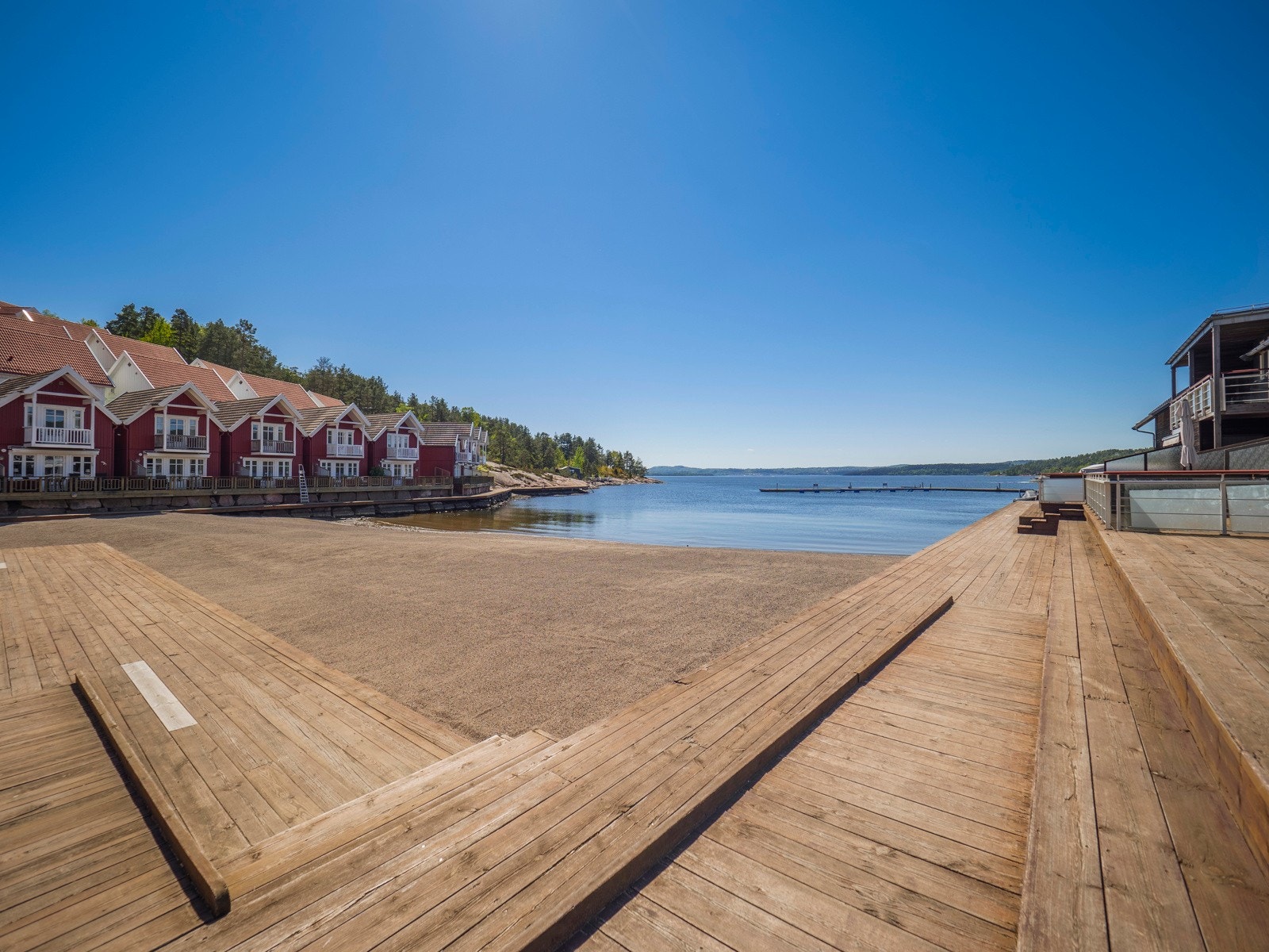Holmsbu Resort har egen sandstrand, brygge og marina (mulighet for leie av båtplass). Galleribilde