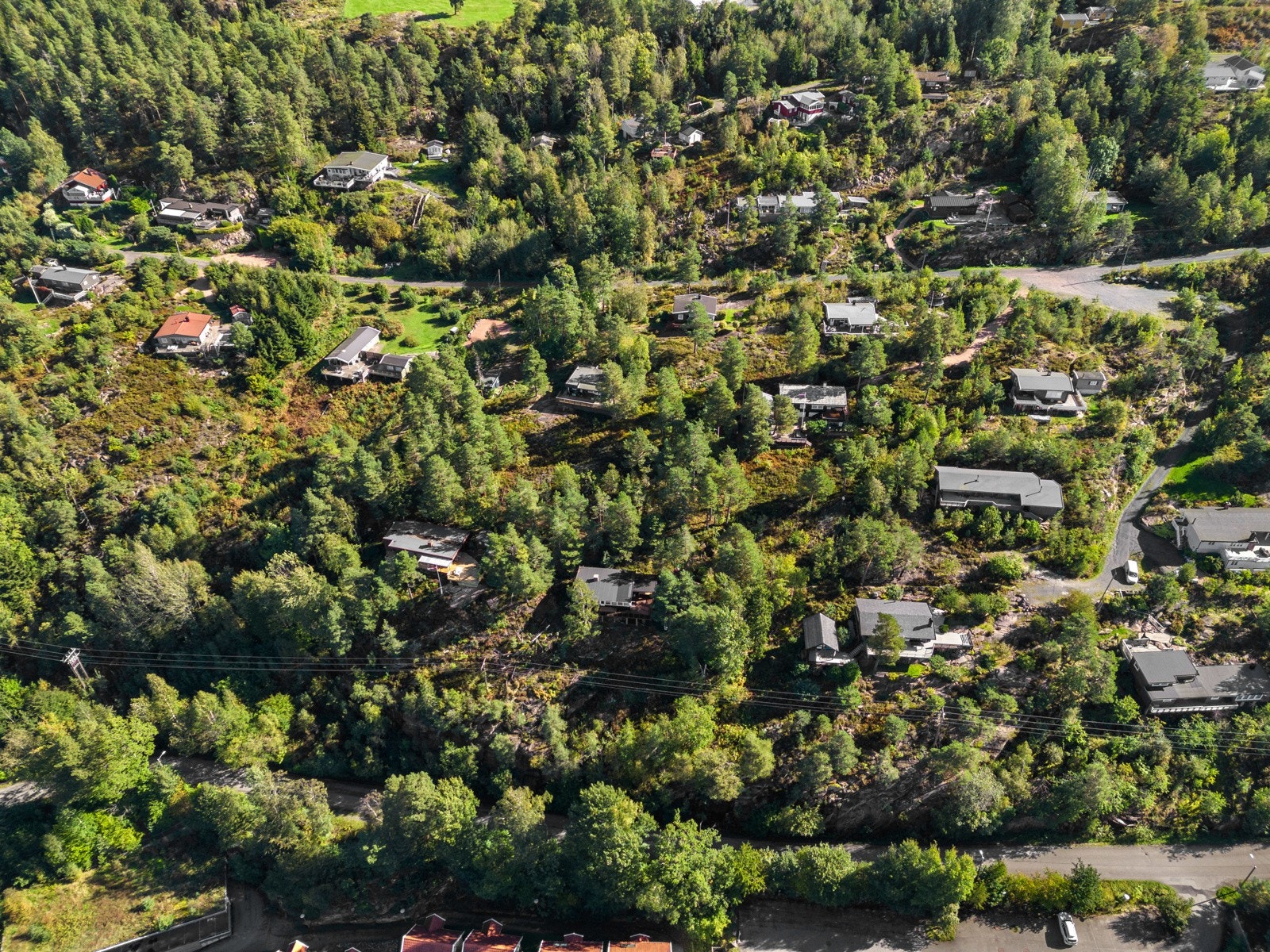 Eiendommen har tinglyst adkomstrett over kommunal eiendom og inn til egen tomtegrense. Veien må opparbeides for å få parkering på egen tomt. Galleribilde