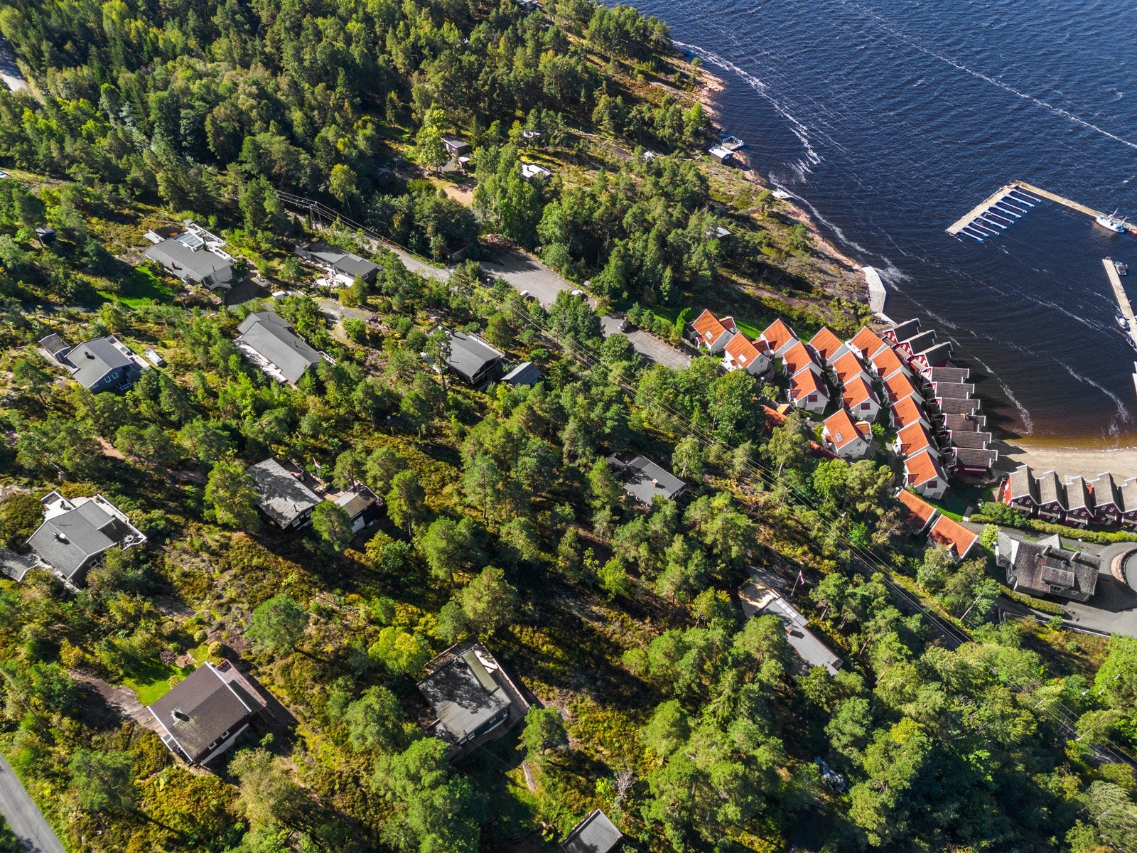 Tomten ligger på en kolle rett bak Holmsbu Resort. Galleribilde