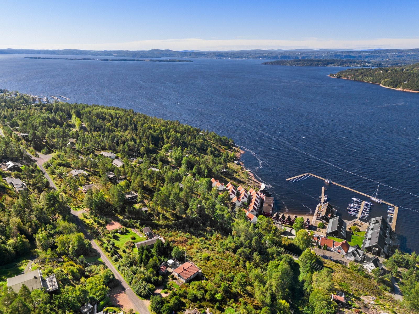 Kort avstand inn til Holmsbu sentrum med diverse småbutikker, båthavn og restauranter. Galleribilde