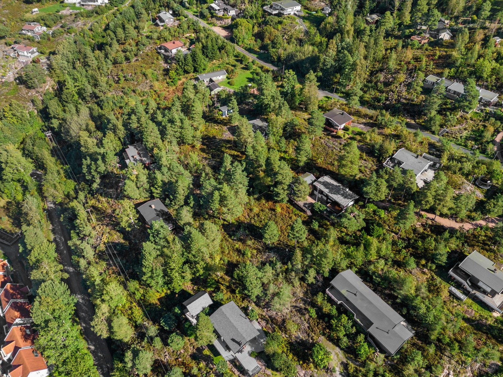 Tomten ligger i stille og rolige omgivelser med bom inn til feltet. Galleribilde