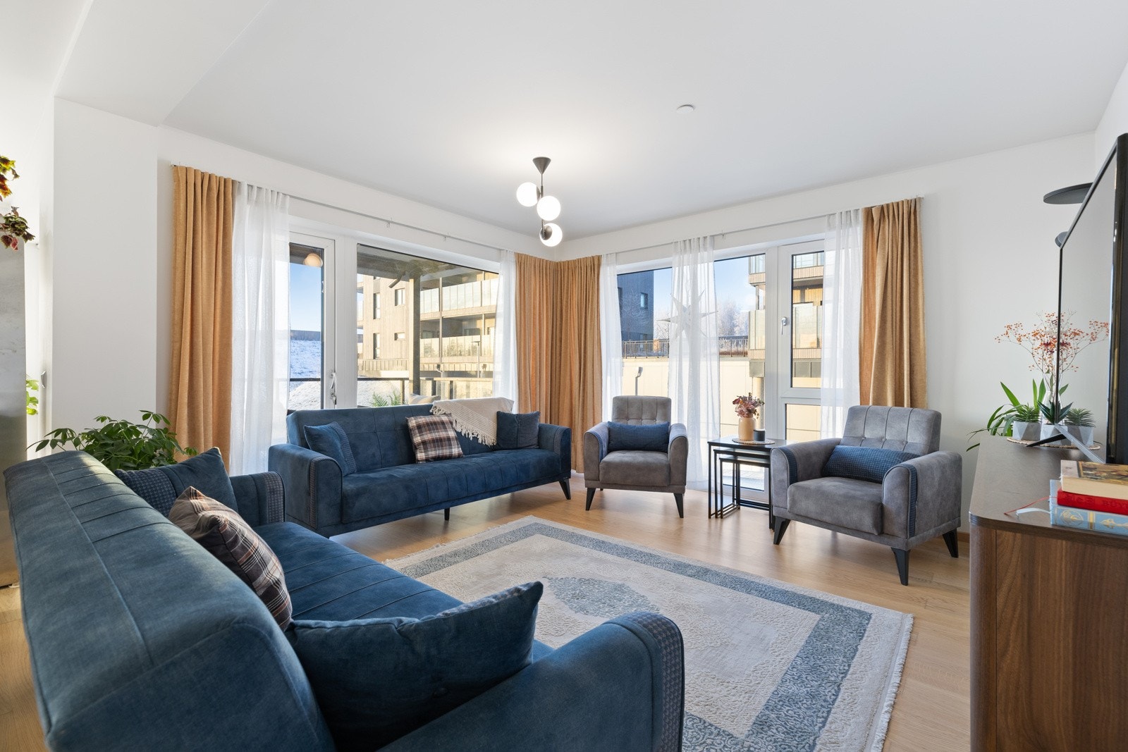 Den åpne stuen fremstår som meget innbydende i lyse, delikate fargevalg. Store vindusflater fra gulv til tak slipper inn rikelig med lys og den flotte takhøyden på hele 2,49 meter gir en luftig romfølelse. Galleribilde