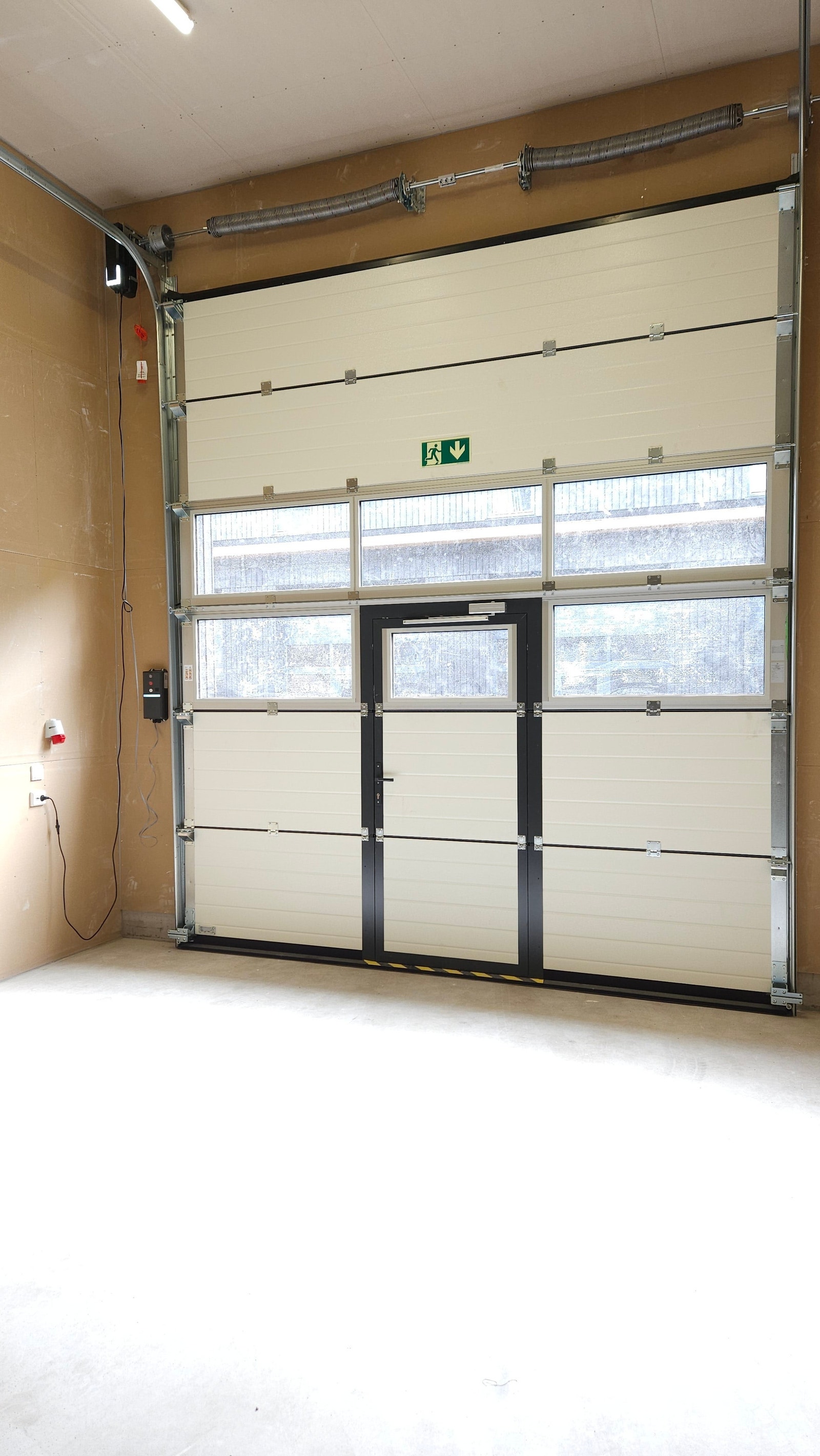 Industriport med dør/vindu. Galleribilde