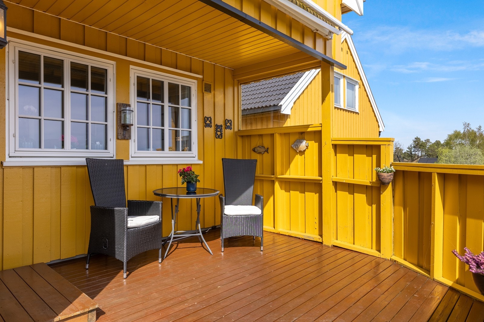 Koselig terrasse og hage på baksiden av boligen Galleribilde