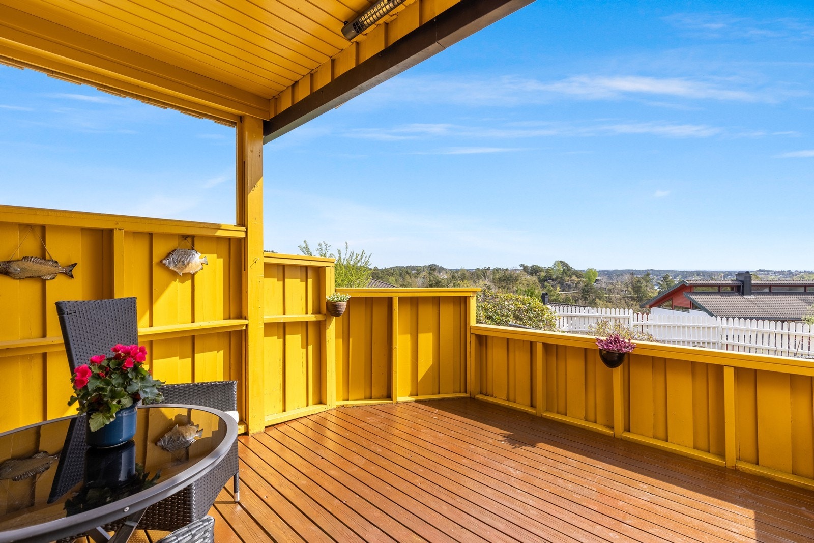 Solrik terrasse rett utenfor stuen men nydelig utsikt Galleribilde