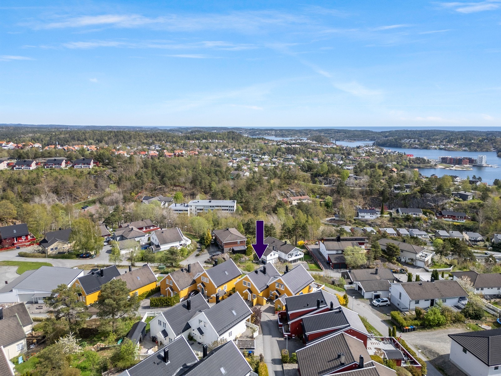 Eiendommen ligger høyt og fritt med nydelig utsikt Galleribilde