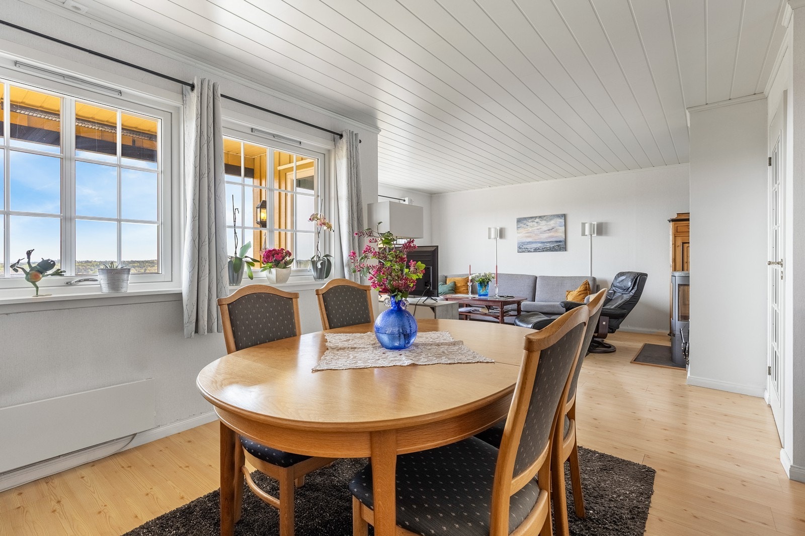 Stue med peisovn. Dør ut til solrik terrasse og hage Galleribilde