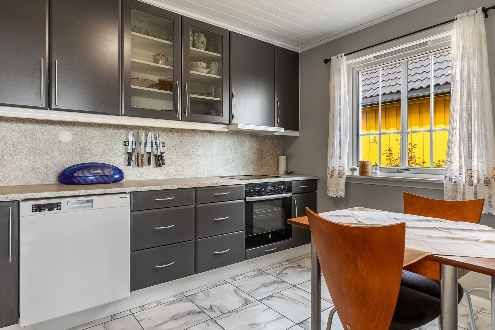 Kjøkken men integrerte hvitevarer Galleribilde