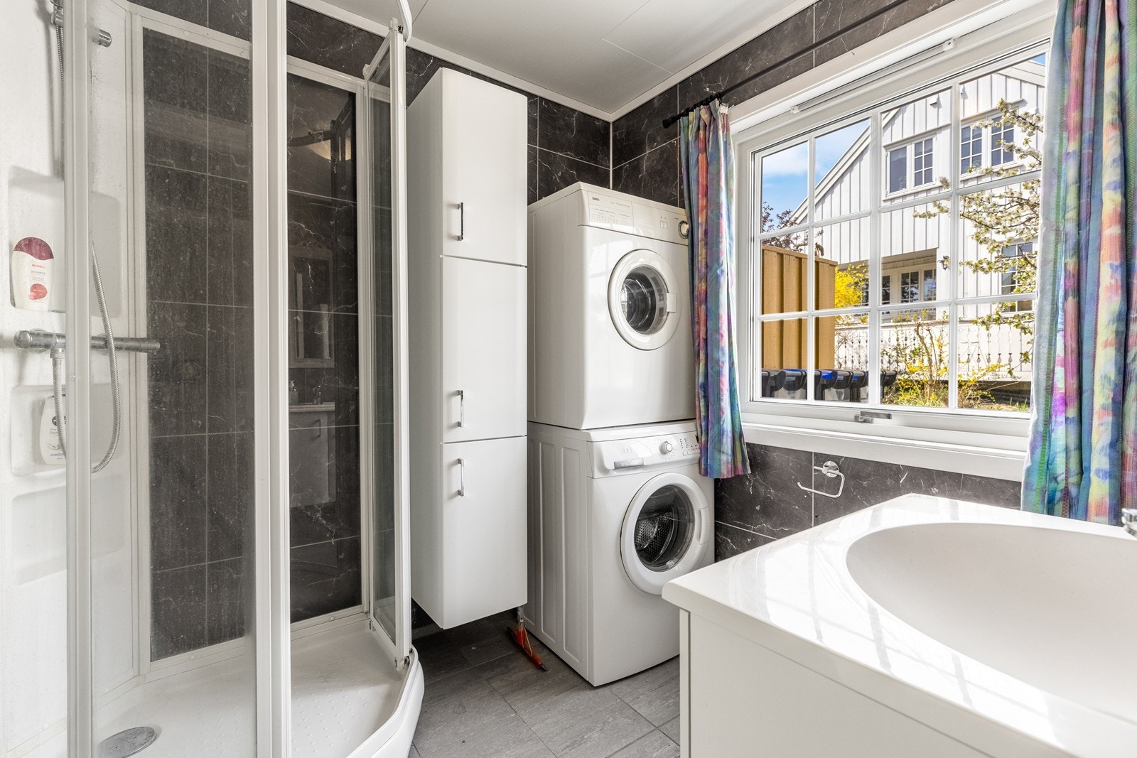 Bad med wc, vask og dusj. Opplegg for vaskemaskin Galleribilde