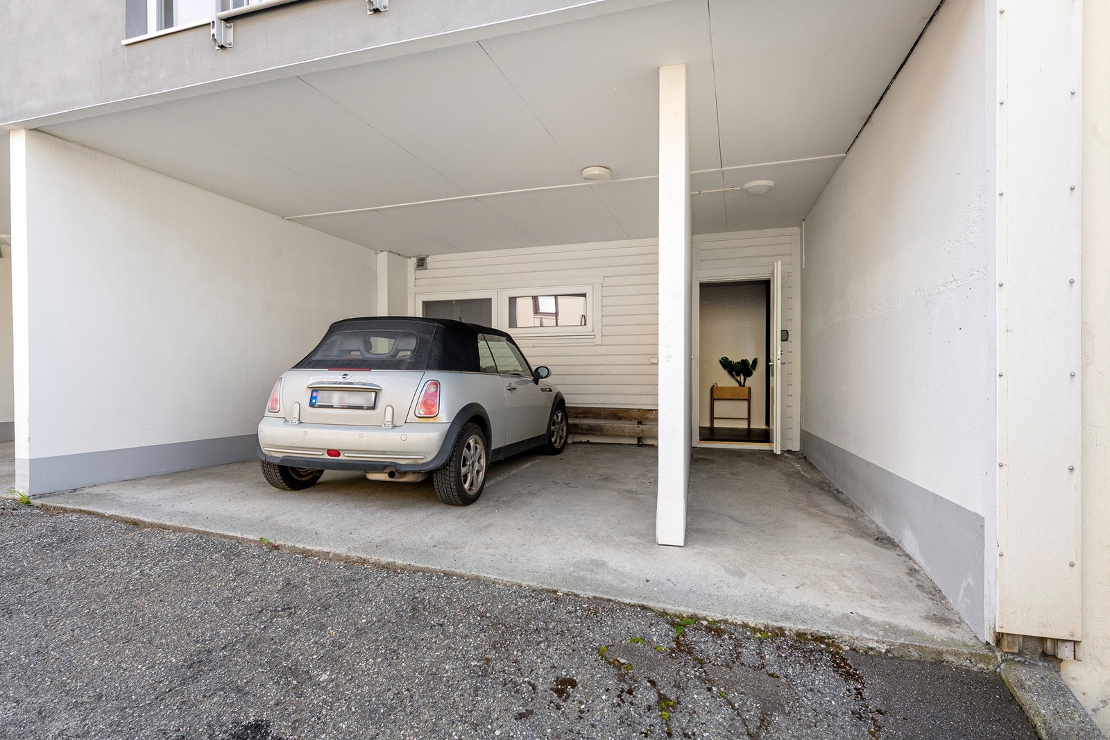 Her kan du nyte luksusen av eget inngangsparti og carport. Galleribilde