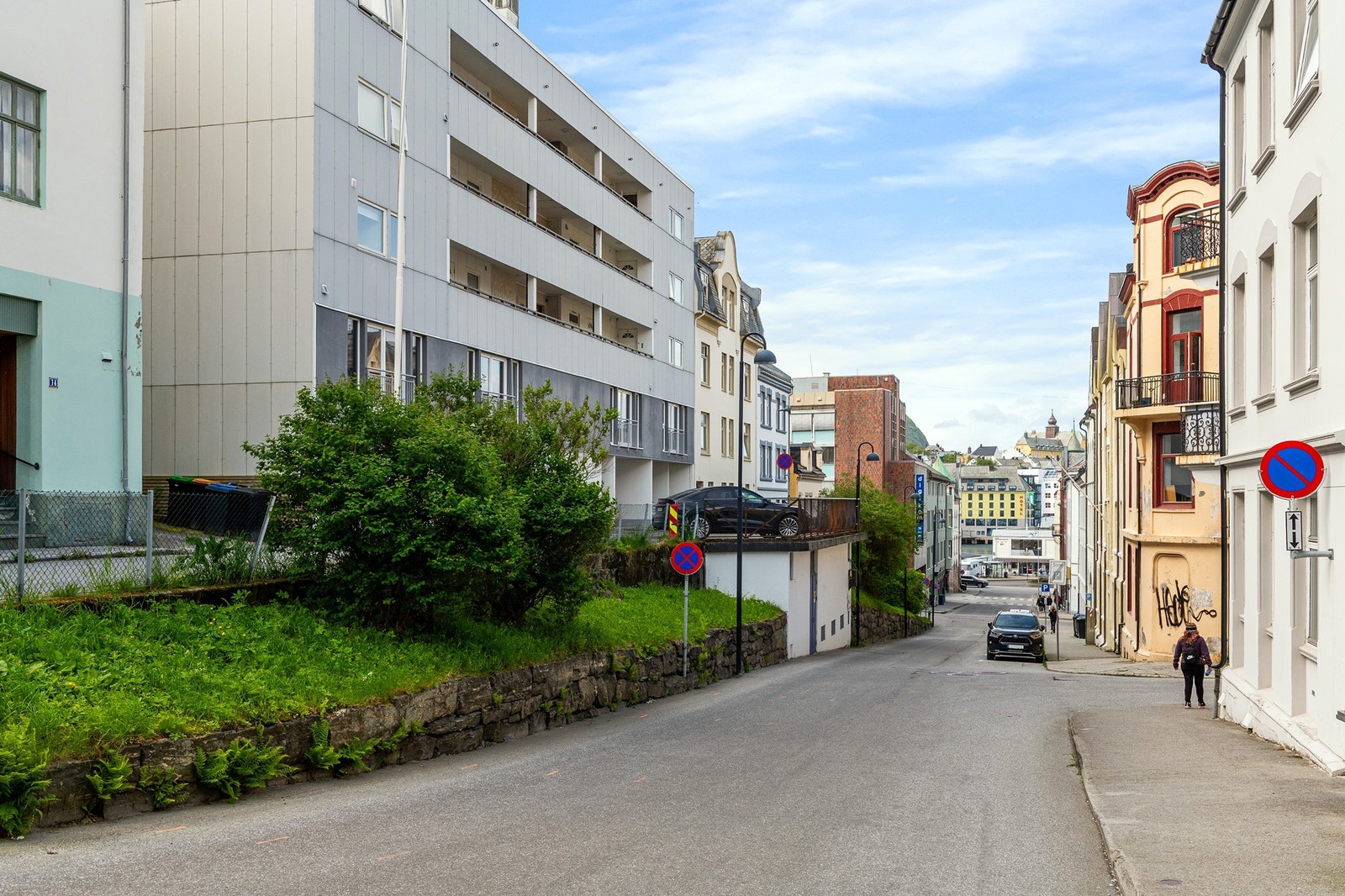 Leiligheten ligger svært sentralt til med kort avstand til alle sentrumsfasiliteter Ålesund har å by på. Galleribilde