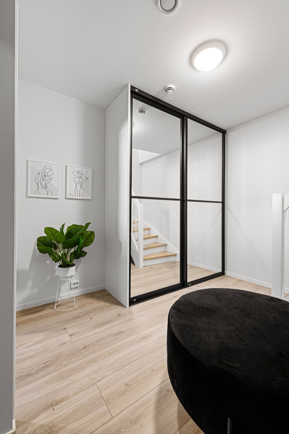 Her er det skyvedørsgarderobe med speildører. Galleribilde