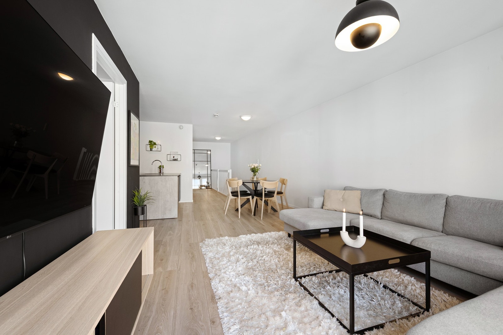 Stuen er av god størrelse og det er god plass til spisegruppe ved kjøkkenet. Galleribilde